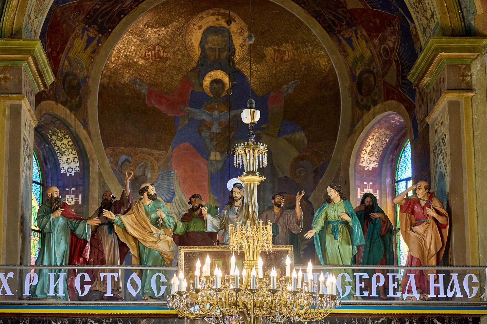 Дерев’яні скульптури апостолів над іконостасом (фото Олекси Піджарого)