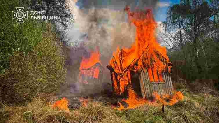 У Соснівці згоріли 9 дерев’яних дачних будинків через пожежу сухої трави