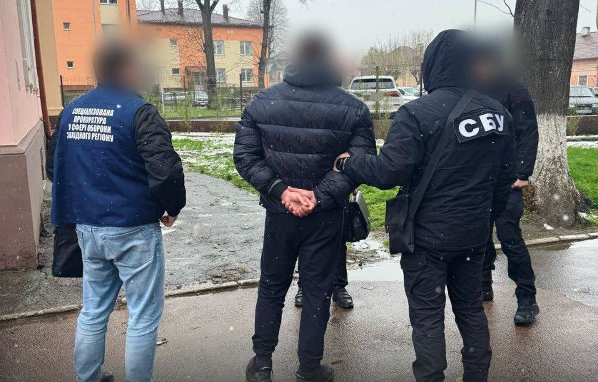На Буковині затримали двох експосадовців ТЦК і СП за виготовлення документів для ухилянтів
