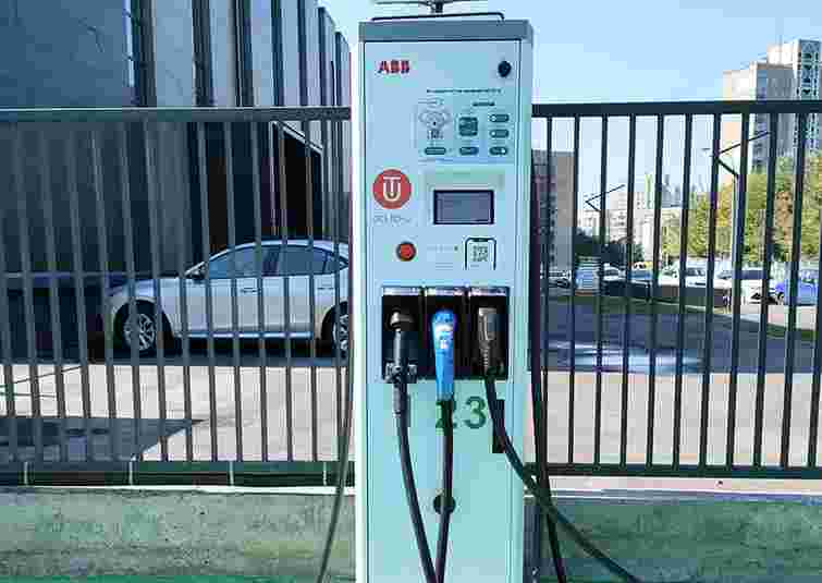 У Тернополі встановлять дев'ять зарядних станцій для авто на комунальних землях