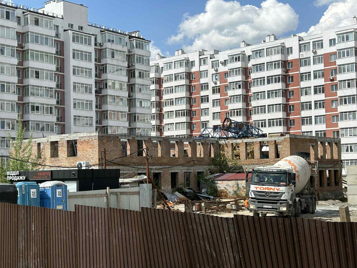 Мешканці ЖК у Винниках заявили про намір забудовника знести недобудований дитсадок