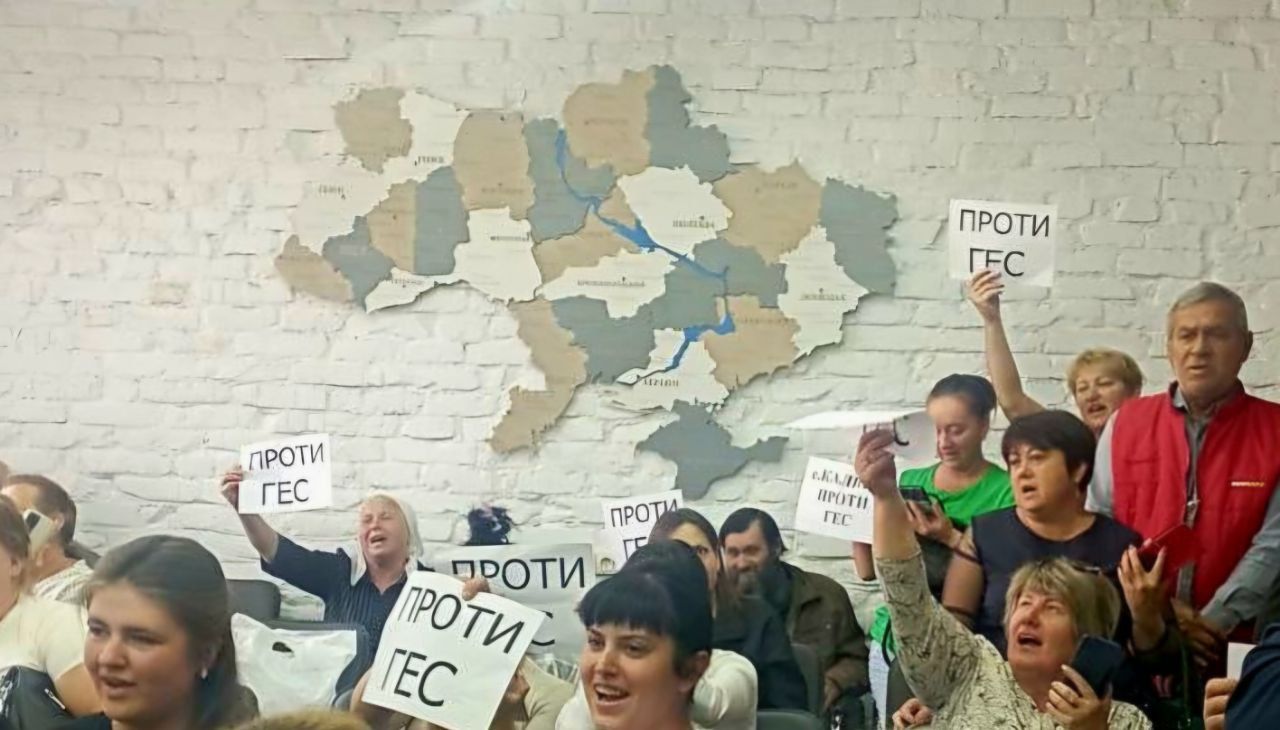 На громадських слуханнях у Калинах виступили проти будівництва ГЕС. Фото Закарпаття онлайн