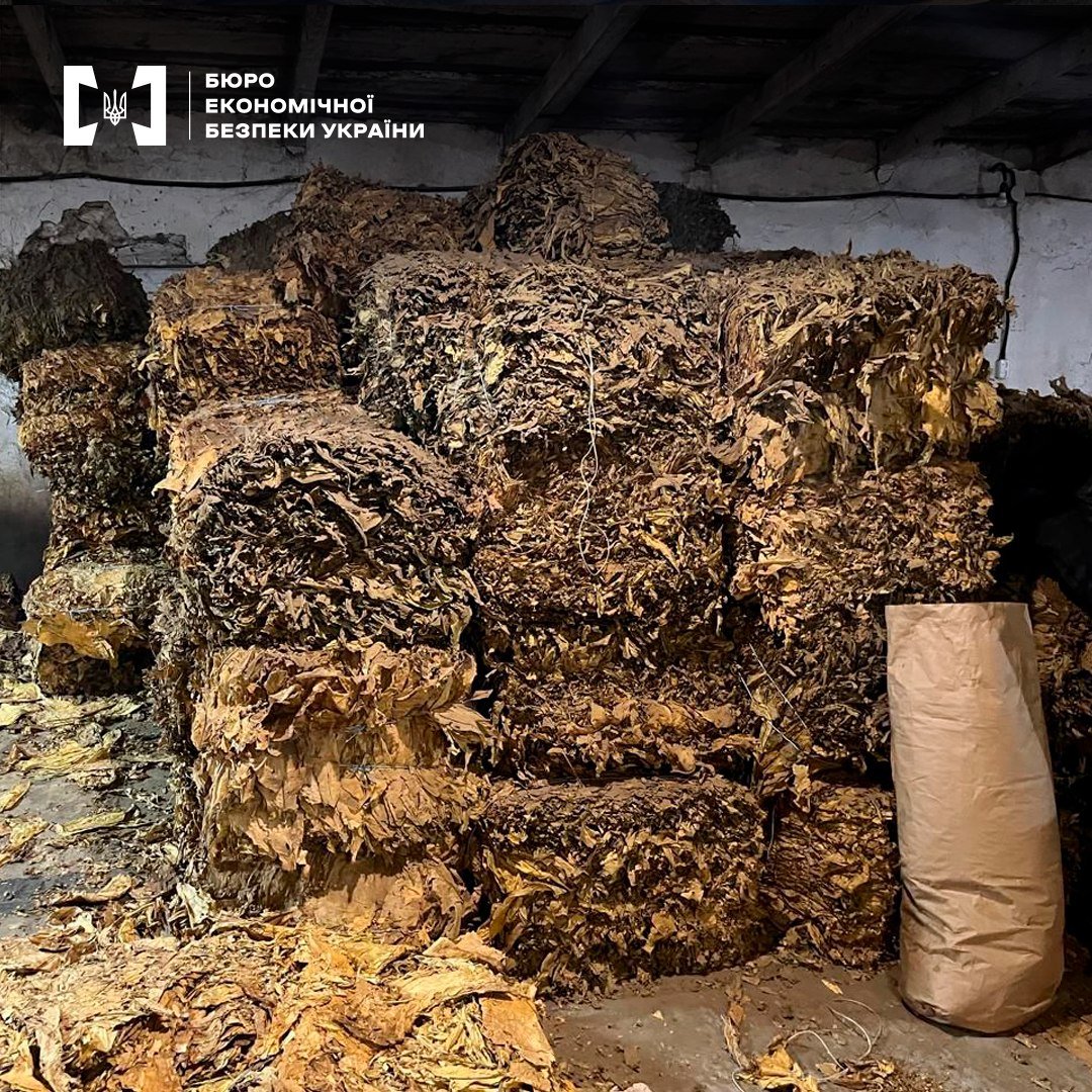 Слідчі провели 18 обшуків, в результаті яких вилучили майже 10 тонн тютюну та обладнання для його переробки (фото БЕБ)