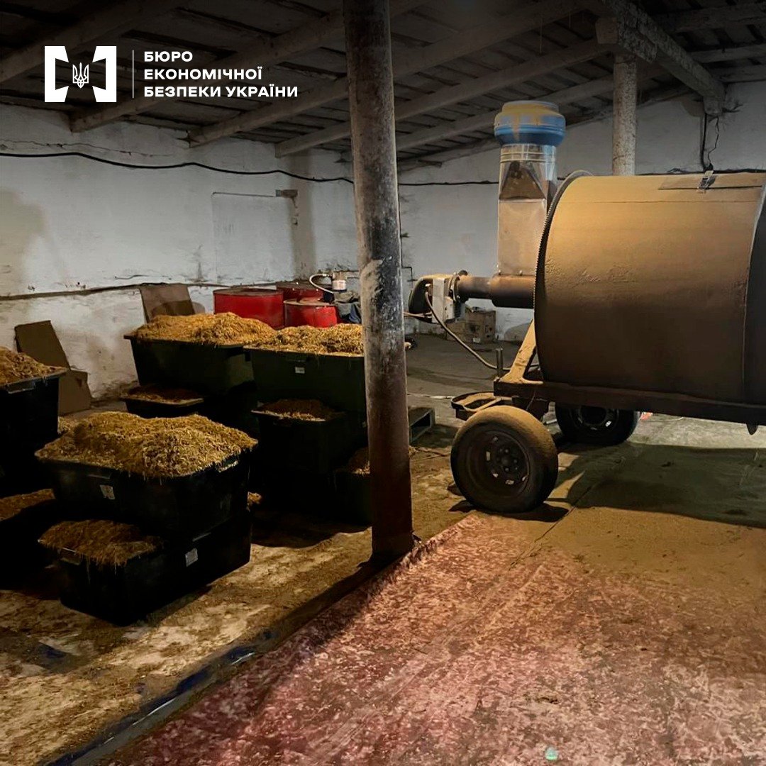 Слідчі провели 18 обшуків, в результаті яких вилучили майже 10 тонн тютюну та обладнання для його переробки (фото БЕБ)