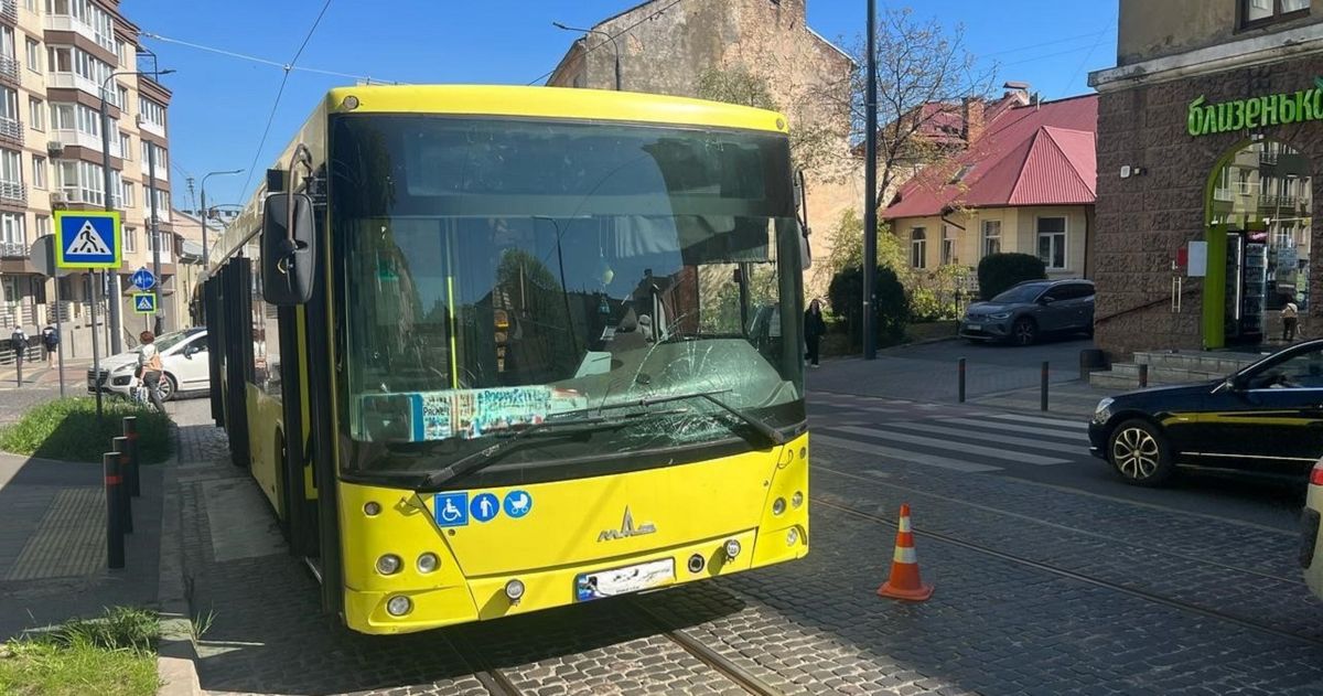 Трьох жінок госпіталізували після ДТП з маршрутним автобусом у Львові