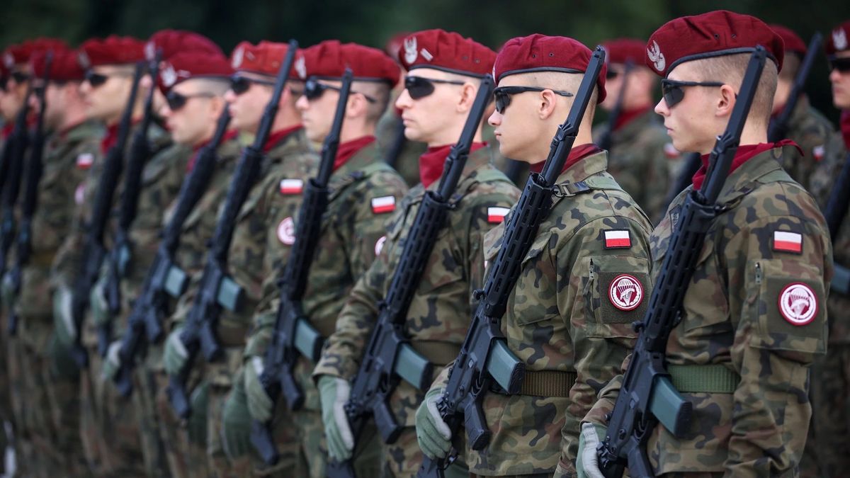 У разі вибуху військового конфлікту 18,5% поляків втекли б з країни