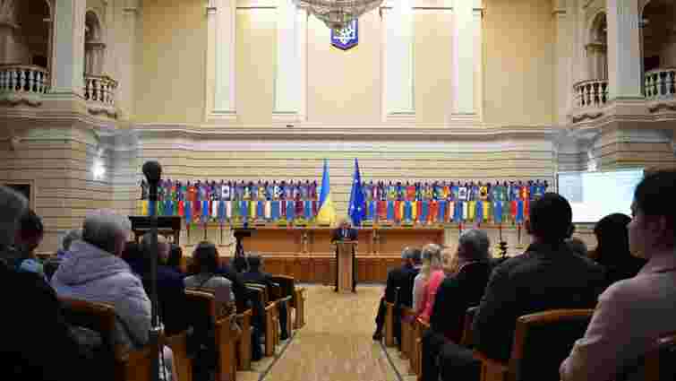 Жив у Швейцарії, заробляє наукою і обіцяє збудувати лабораторію