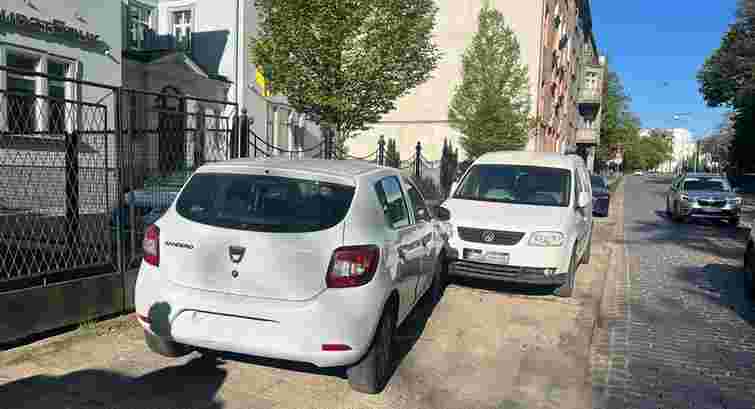 У Львові водію легковика стало погано за кермом, він вчинив ДТП та помер