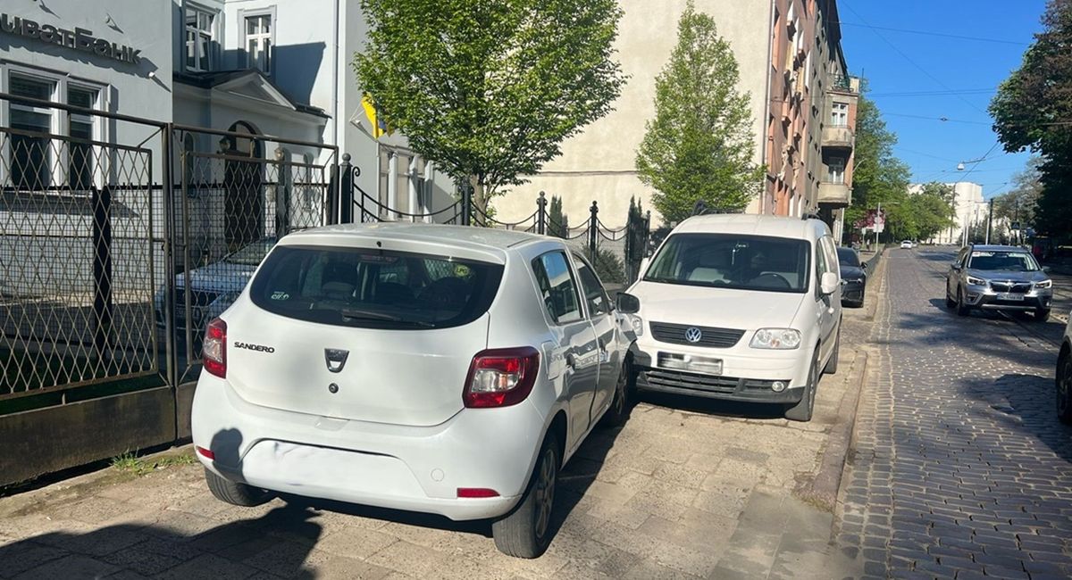 У Львові водію легковика стало погано за кермом, він вчинив ДТП та помер