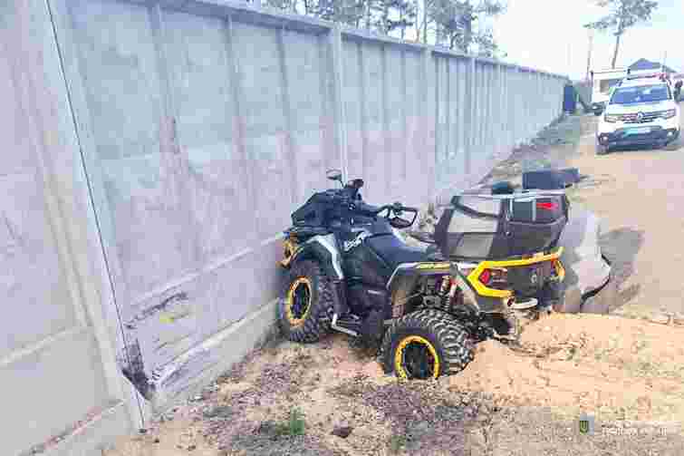 На Рівненщині 62-річний водій квадроцикла в’їхав у паркан і загинув на місці