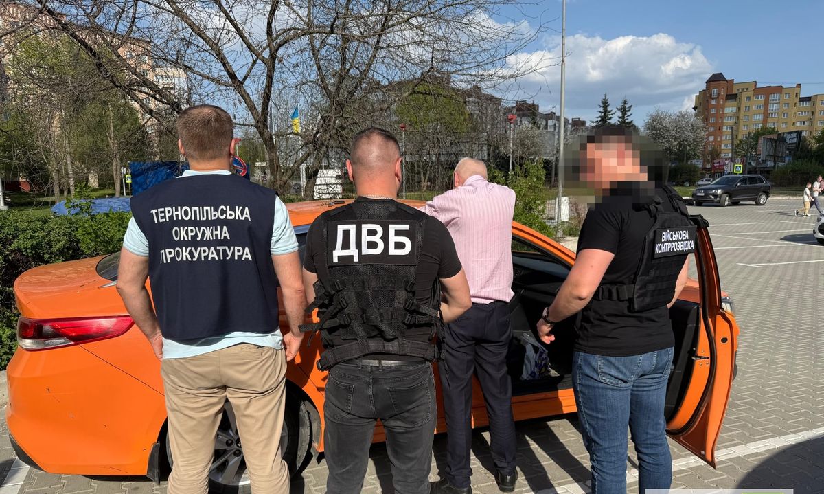 Керівника кафедри Західноукраїнського університету затримали на хабарі 1600 доларів