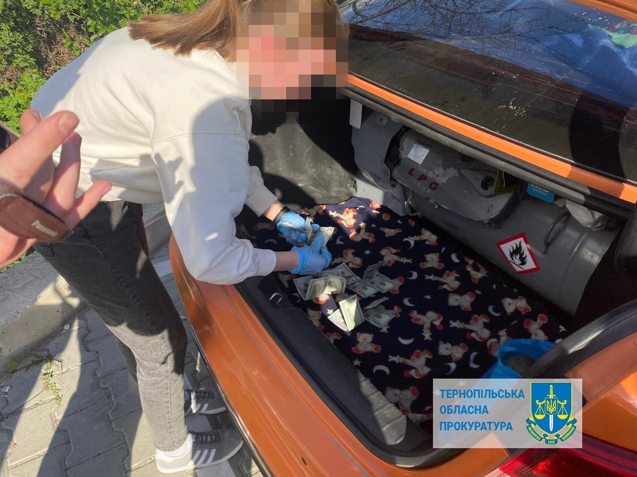 Чоловіка затримали під час одержання третьої частини хараба