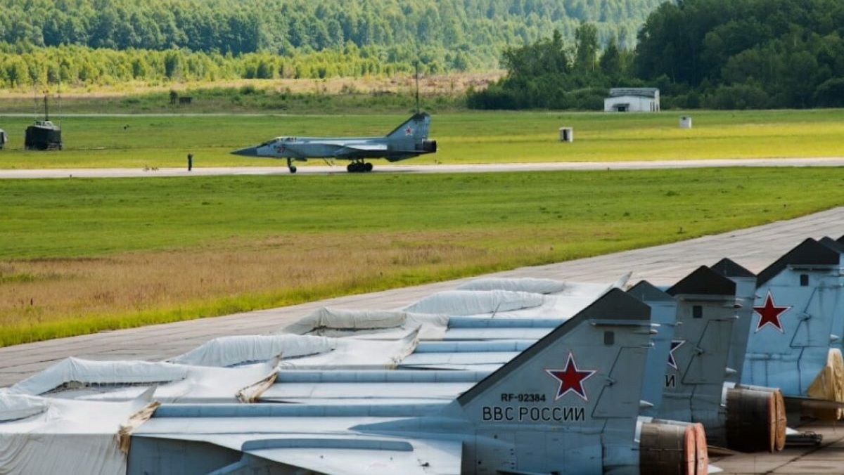Безпілотники атакували російську авіабазу та завод вибухівки