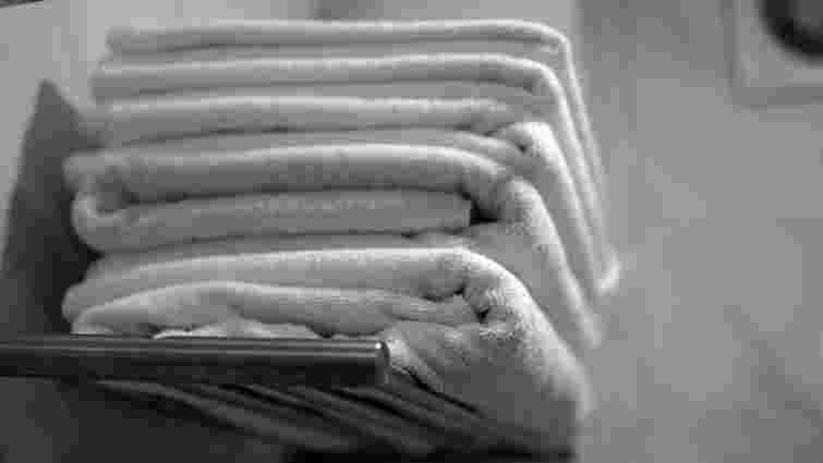 Додавайте цей фрукт під час прання, щоб відбілити кухонні рушники: лайфхак