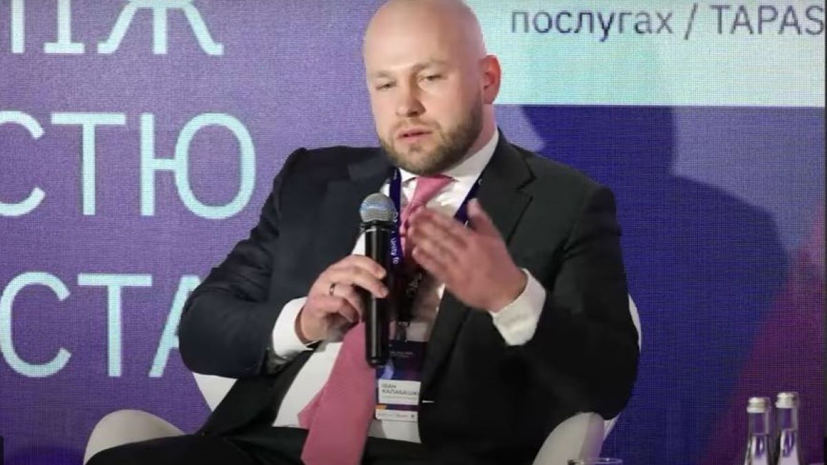 Скріншот з відео, на фото заступник керівника кібердепартаменту СБУ Іван Калабашкін