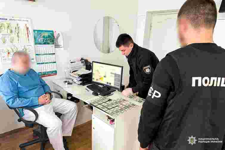 41-річного травматолога з Рівненщини викрили на хабарі у 2000 доларів