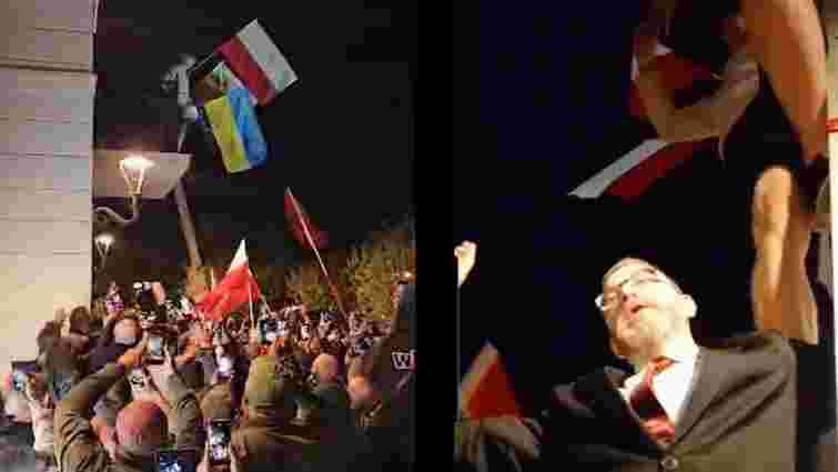 Кандидат у президенти Польщі з прихильниками зірвав український прапор з будівлі мерії