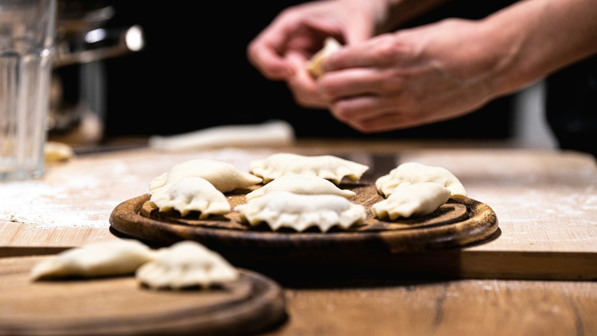 Як приготувати ніжне тісто для вареників без яєць: кулінарний лайфхак