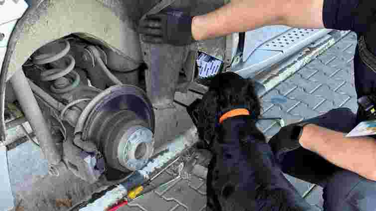 У 61-річного закарпатця вилучать BMW X5 за контрабанду 50 блоків сигарет