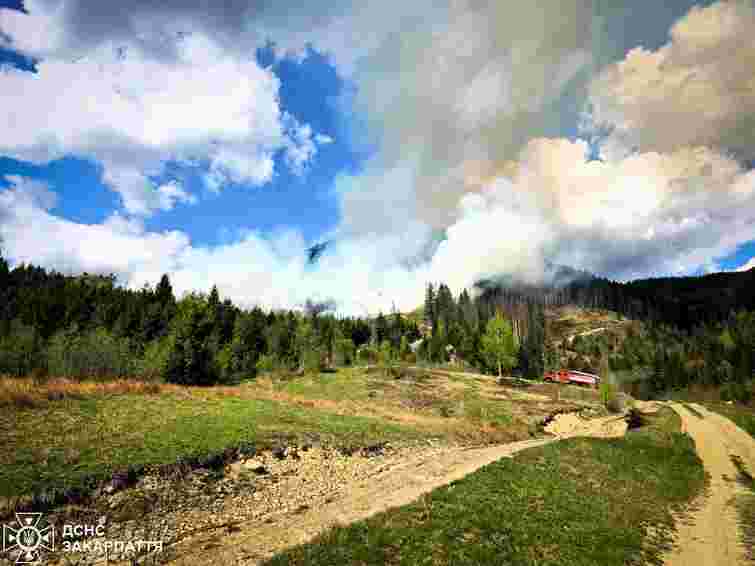 На Закарпатті загасили масштабну пожежу в горах