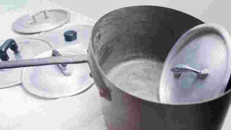 Як позбутися липкого жирного нальоту на кришках каструль: дієві способи 