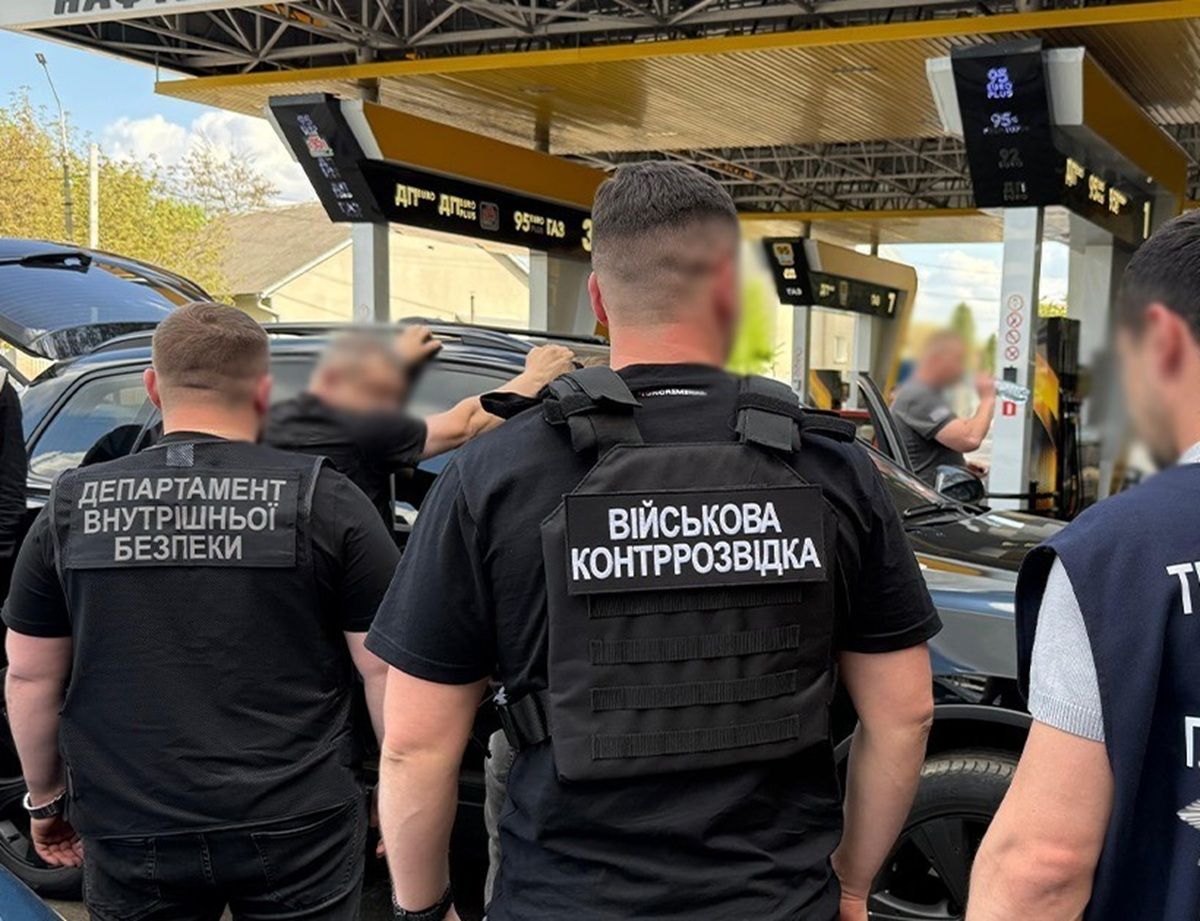 Житель Хмельниччини вимагав від військового 10 тис. доларів за можливість звільнитися із ЗСУ