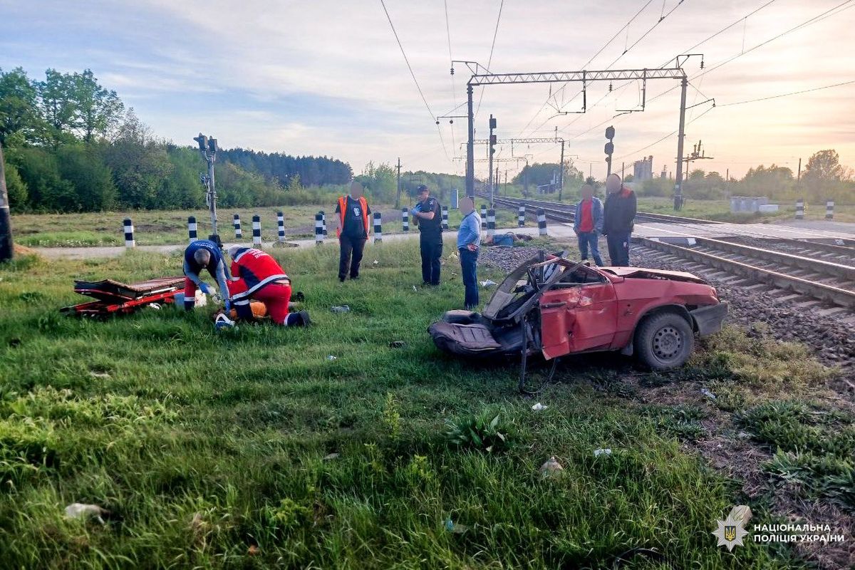 На Рівненщині потяг наїхав на автомобіль, загинули двоє братів