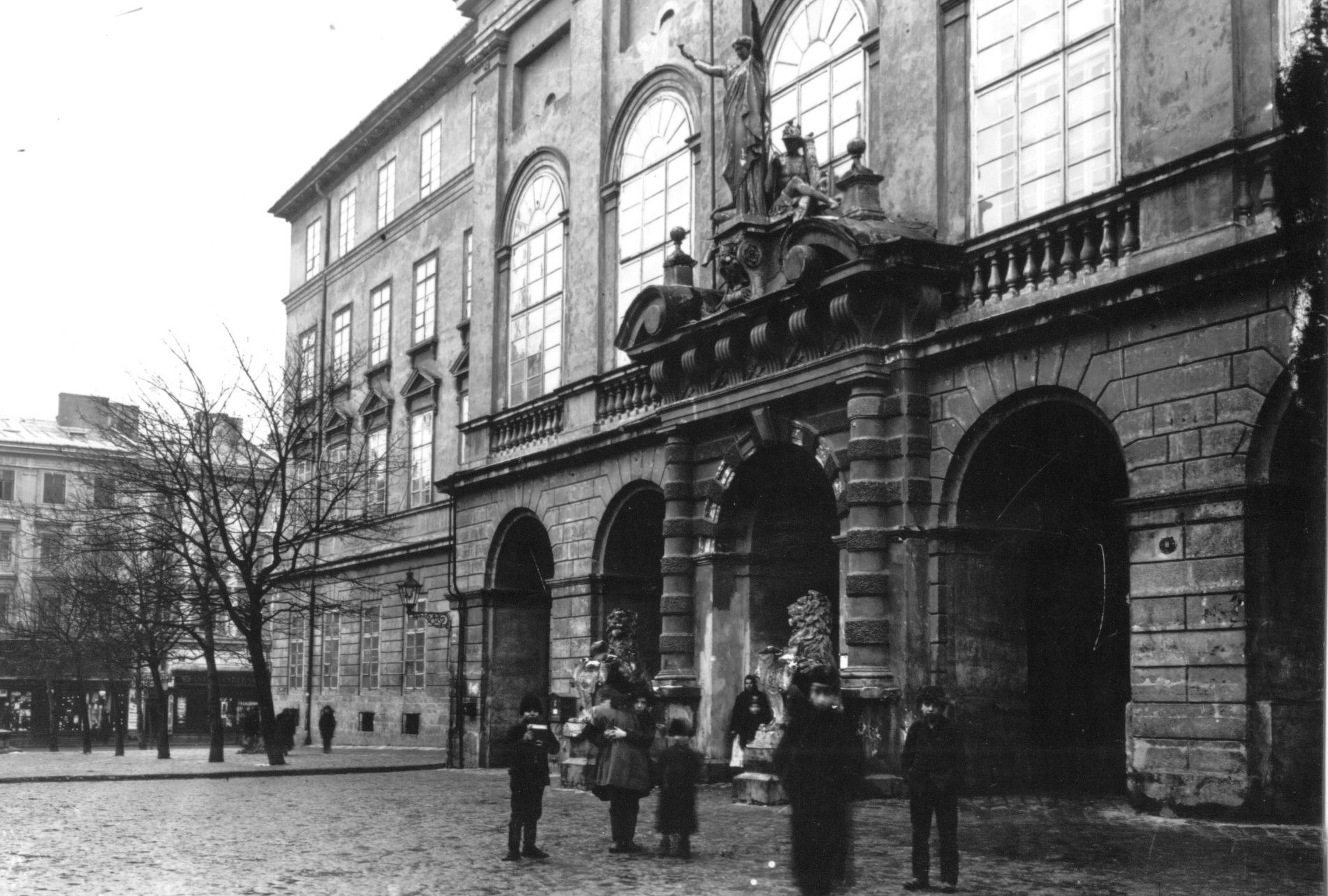 Вхід до львівської Ратуші, оздоблений неіснуючими тепер кам’яними левами Тадеуша Баронча і скульптурами Леонардо Марконі. 1880-і роки