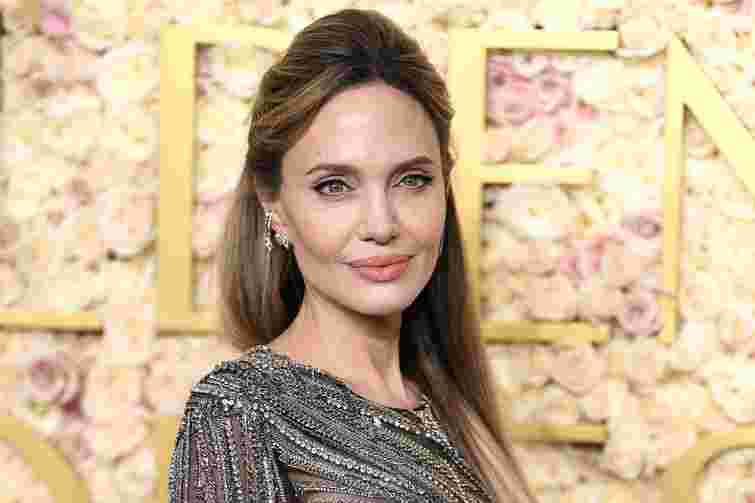 Анджеліна Джолі зіграє головну роль в екранізації роману «Тривожні люди»