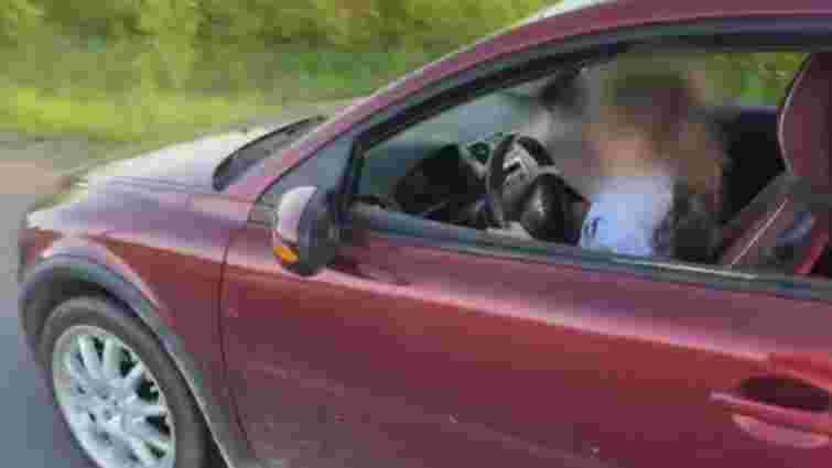 Львівські патрульні розшукали 28-річного батька, який дав малолітнім дітям керувати автомобілем