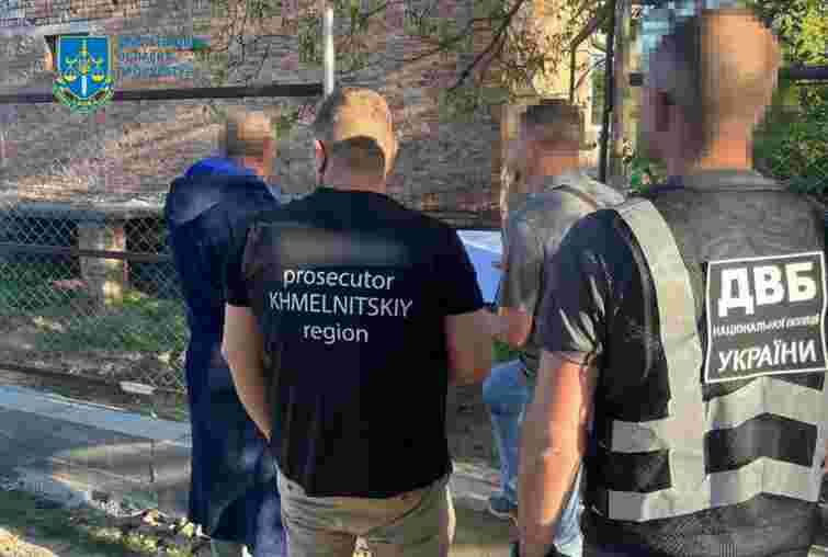 На Хмельниччині 35-річного патрульного викрили на погашенні штрафів за хабарі