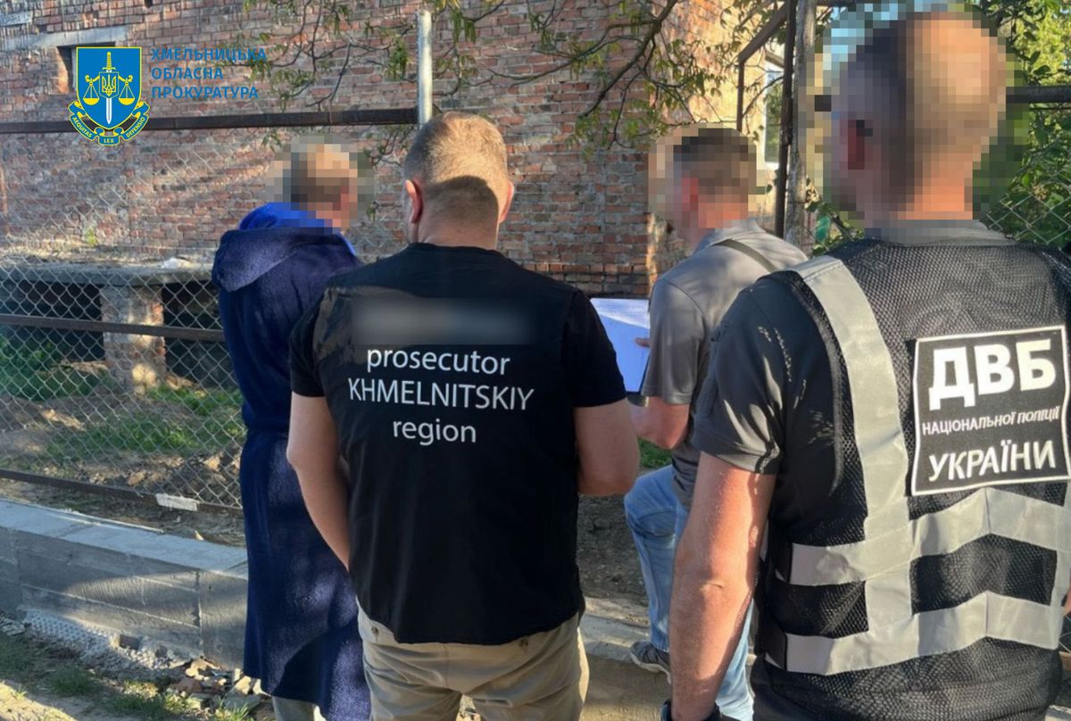 На Хмельниччині 35-річного патрульного викрили на погашенні штрафів за хабарі