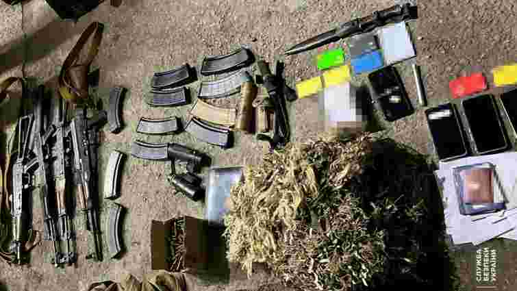 СБУ затримала торговців трофейною зброєю, яку доставляли на Львівщину поштою