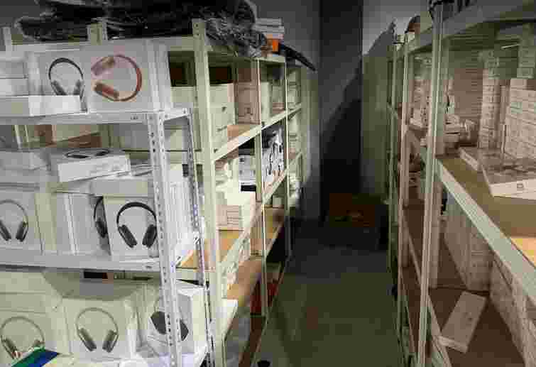 БЕБ ліквідувало мережу з продажу контрафактної мобільної техніки 