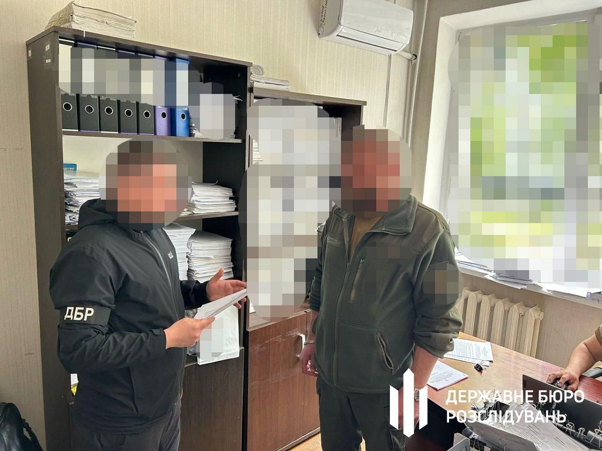 ДБР викрило командира батальйону, який виплатив підлеглій у тилу 800 тис. грн «бойових»