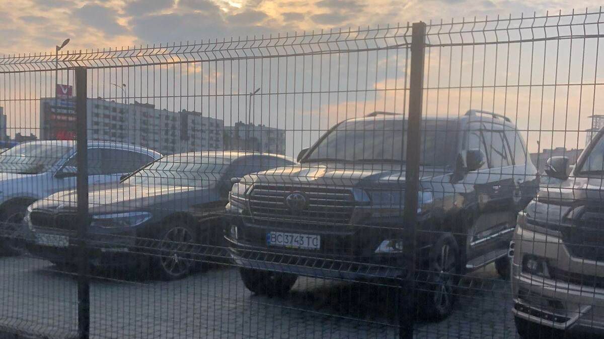 Фірма з продажу авто погодилась звільнити незаконно захоплену комунальну землю