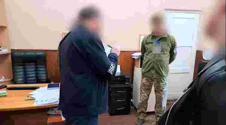 На Прикарпатті арештували військового, який дозволив підлеглому 1,5 роки не ходити на службу