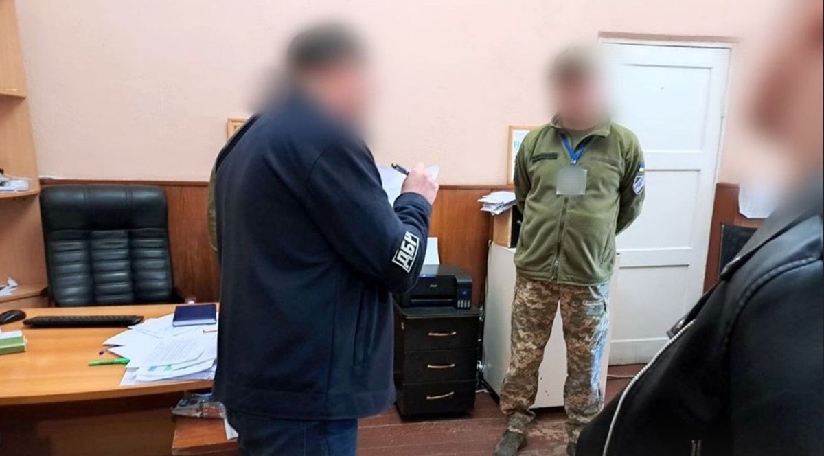 На Прикарпатті арештували військового, який дозволив підлеглому 1,5 роки не ходити на службу
