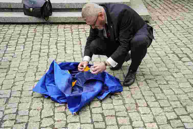 Кандидат в президенти Польщі витер ноги об прапор ЄС, з нього зняли депутатську недоторканість