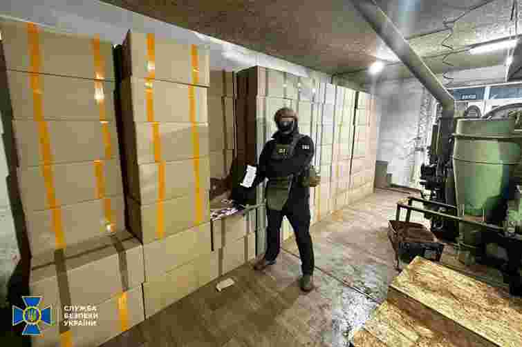 Рецидивісти уникли покарання за масштабне виробництво підроблених сигарет на Закарпатті