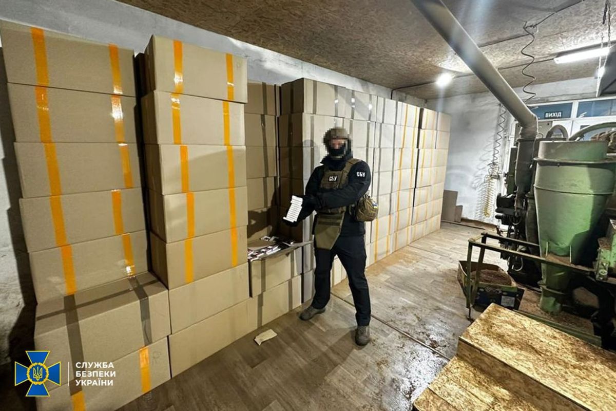 Рецидивісти уникли покарання за масштабне виробництво підроблених сигарет на Закарпатті