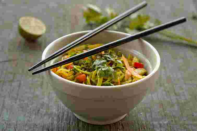 Азійський салат зі смаженим огірком та тунцем. Рецепт дня