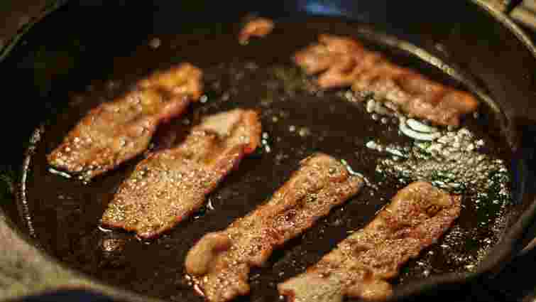 Під час смаження олія бризкає в різні боки: як уникнути неприємної ситуації