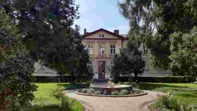 Як пацієнти лікарні Кульпаркова заспокоювали душевний стан працею на городі