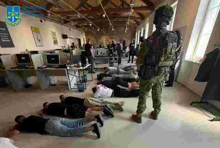 В Ужгороді СБУ спільно з поліцією Чехії викрили кол-центр, який обкрадав громадян ЄС