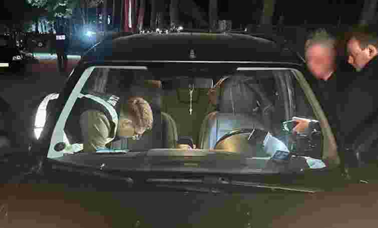 55-річного львів’янина затримали під час одержання 22 тис. доларів від ухилянта