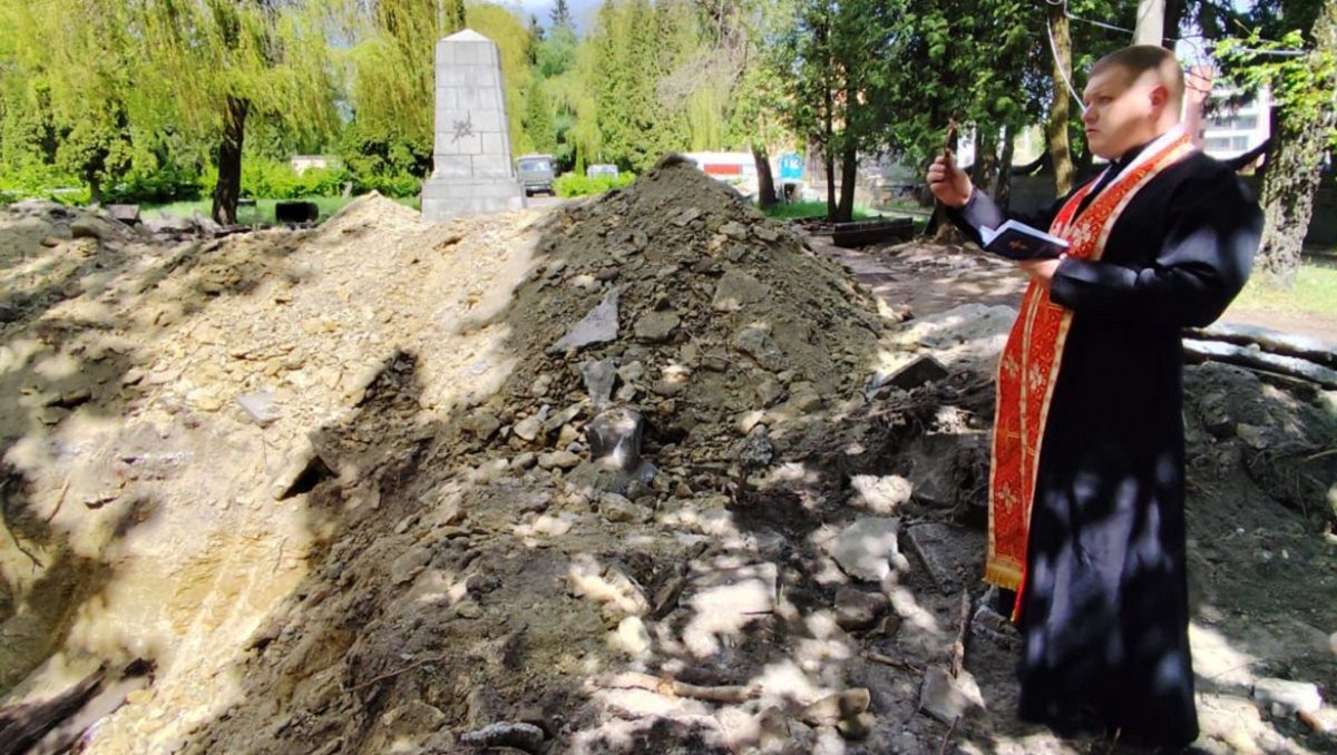 Як Львів очищає місце, де мертві служили брехні