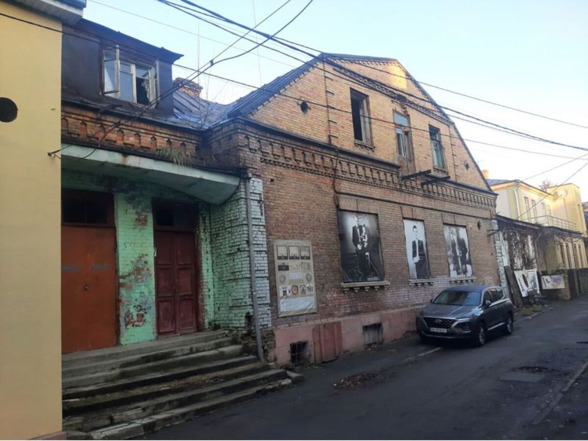 Напівзруйновану будівлю у центрі Рівного продали з аукціону за 2,6 млн грн