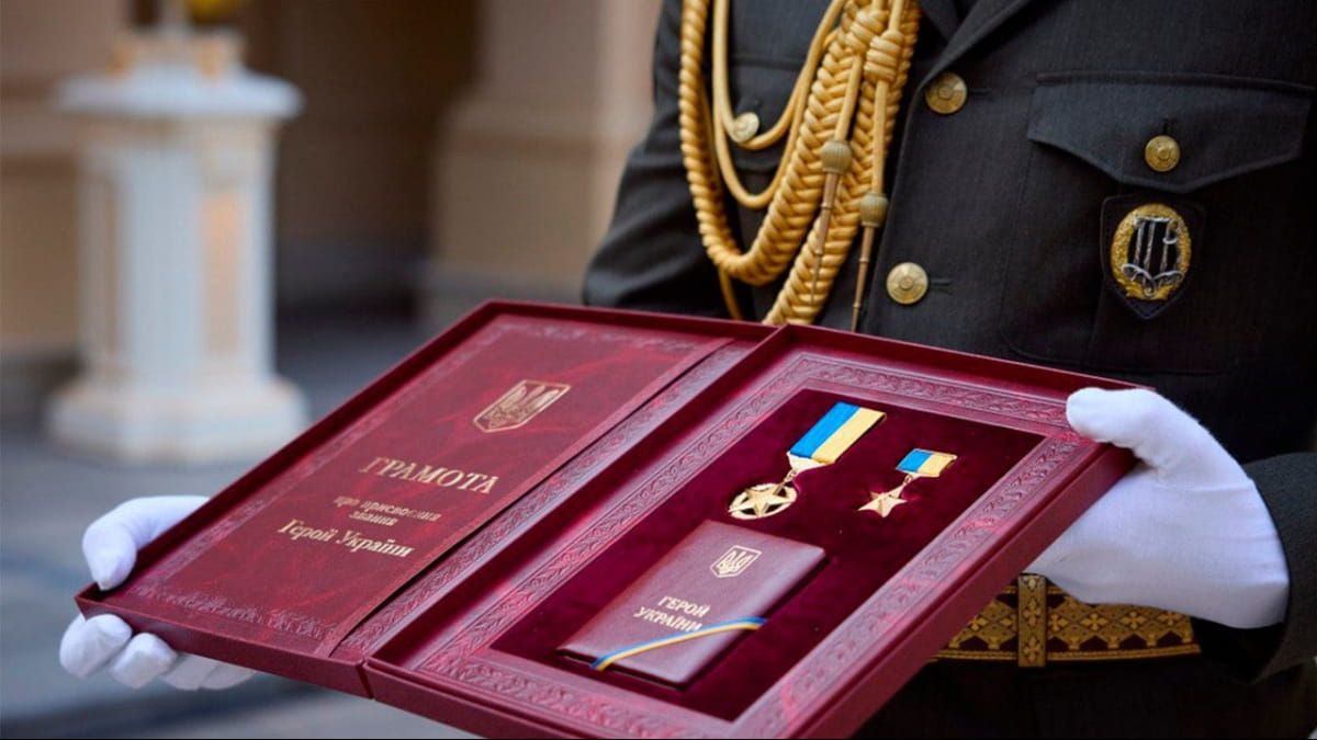 Президент присвоїв звання Герой України голові СБУ та командиру «Птахів Мадяра»