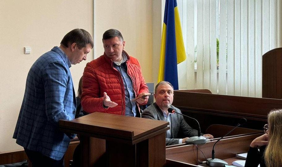 Іван Горпинюк (по центрі у червоному) на засіданні суду